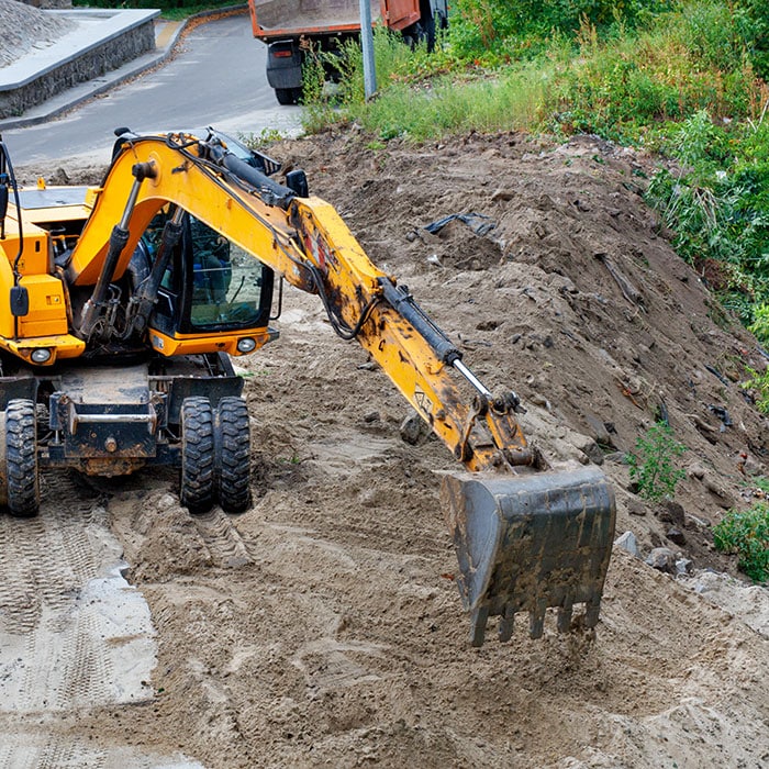 Excavator works in the mud using the iDig Grade Control System