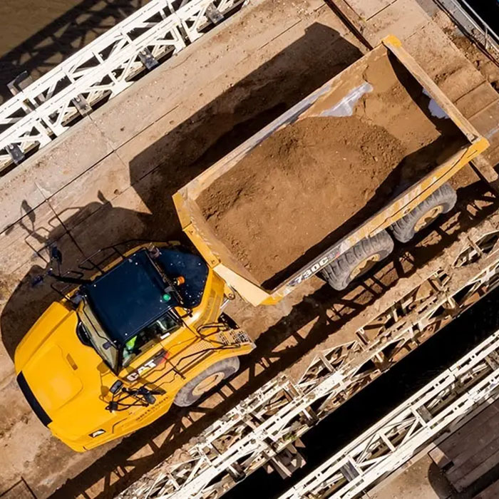 Dump truck being loaded with the help of the Sitelink3D v2 communication system