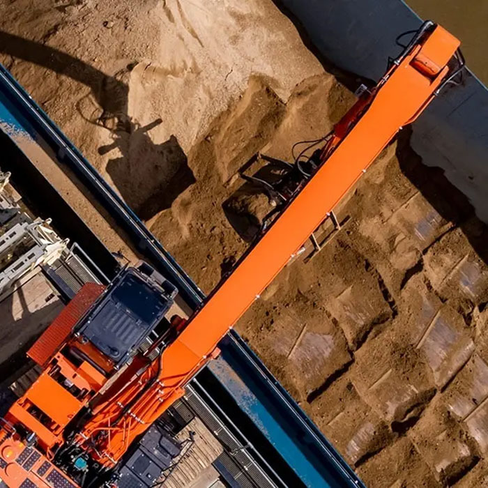 Excavator at work with the help of the Sitelink3D v2 communication system